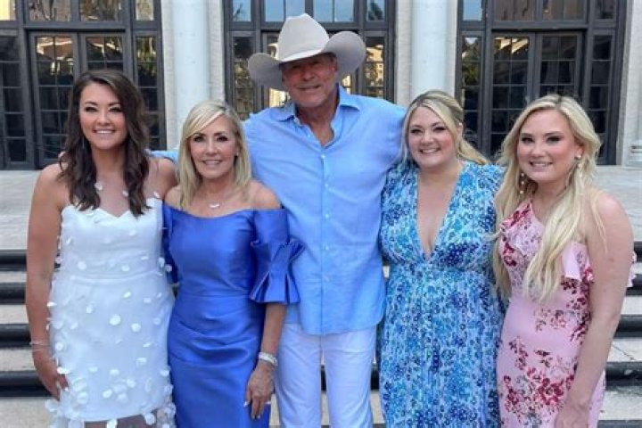 Alan Jackson – Biography, Age, Daughters, Wife, Family, Net Worth, Height