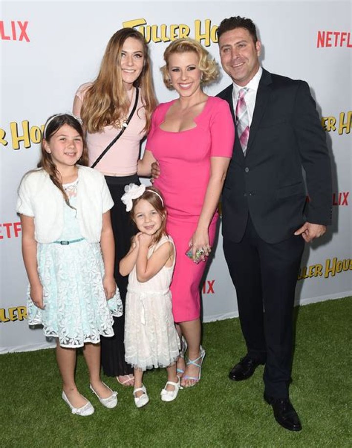How old is Jodie Sweetin?, Net Worth, Husband, Family, Kids