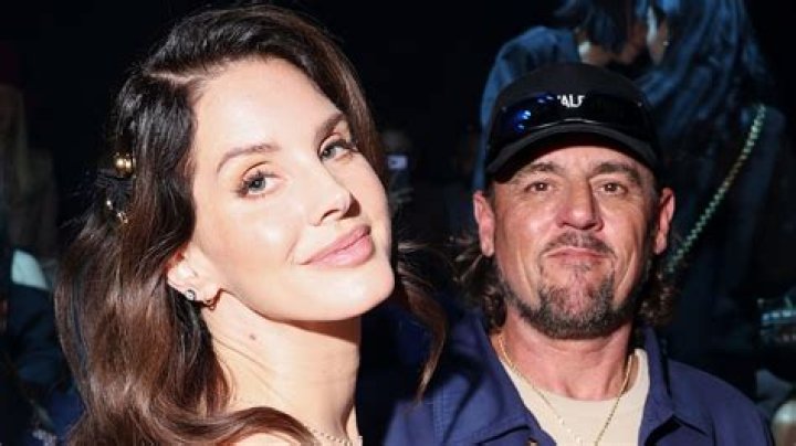 Lana Del Reys Photoshop Fails In Honeymoon Instagram Account