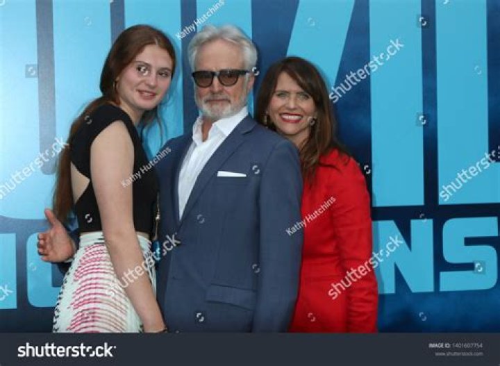 Mary Louisa Whitford Bio, Wiki, Age, Height, Bradley Whitford Daughter, Mother, Boyfriend and Net Wo ·